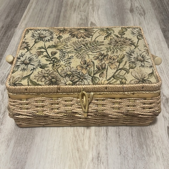 Vintage Rare Tan Brown Azar Wicker Sewing Basket With Padded Fabric Floral Cover - Picture 2 of 7